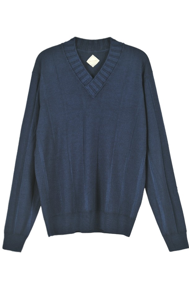 네이비 컬러의 울 V넥 PNDBKT54A는 가을, 겨울 시즌에 어울리는 남성용 레귤러핏 긴소매 스웨터입니다. 부드러운 촉감의 두꺼운 울 소재로 제작되어 따뜻하고 포근한 착용감을 선사합니다. 베이직하고 클래식한 디자인으로 출근룩, 비즈니스 캐주얼, 겨울 데일리룩 등 다양한 TPO에 활용하기 좋습니다. 미니멀하고 클래식한 스타일을 연출하며, 무지 패턴의 V넥 디자인으로 어떤 하의와도 잘 어울리는 활용도 높은 아이템입니다. THE EFFORTLESS MAN을 위한 필수적인 선택입니다.
