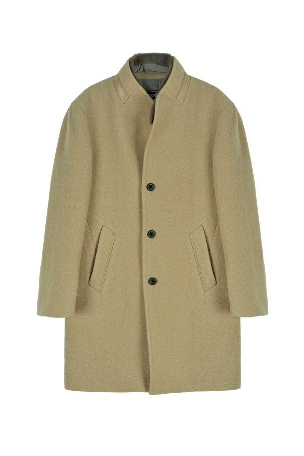 알파카 울 혼방 소재의 카멜 컬러 패디드 코트, RNDMBH60A입니다. 부드러운 촉감과 두꺼운 두께감으로 가을, 겨울 시즌 따뜻하게 착용할 수 있습니다. 미니멀하고 클래식한 스타일로, 출근룩, 오피스룩, 모임룩 등 다양한 TPO에 활용 가능합니다. 긴 소매 기장과 싱글 버튼 여밈, 레귤러 핏으로 세련된 실루엣을 연출합니다. 안감은 패딩 처리되었으며, 무지 디자인에 포켓 디테일이 더해져 실용성을 높였습니다.
