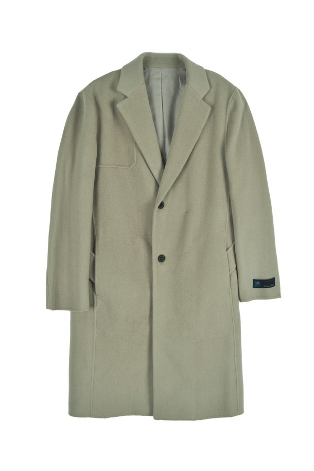 타스마니아 울과 캐시미어 혼방 소재의 베이지 컬러 경량 구스다운 코트입니다. 여성용으로, 가을과 겨울에 따뜻하게 착용할 수 있습니다. 베이직하고 클래식한 스타일로, 무지 디자인에 롱 기장과 싱글 버튼 여밈으로 깔끔함을 더했습니다. 출근룩, 오피스룩, 모임룩 등 다양한 TPO에 활용 가능하며, 미니멀한 스타일 연출에 적합합니다. 부드러운 촉감과 구스다운 안감으로 뛰어난 보온성을 제공합니다.
