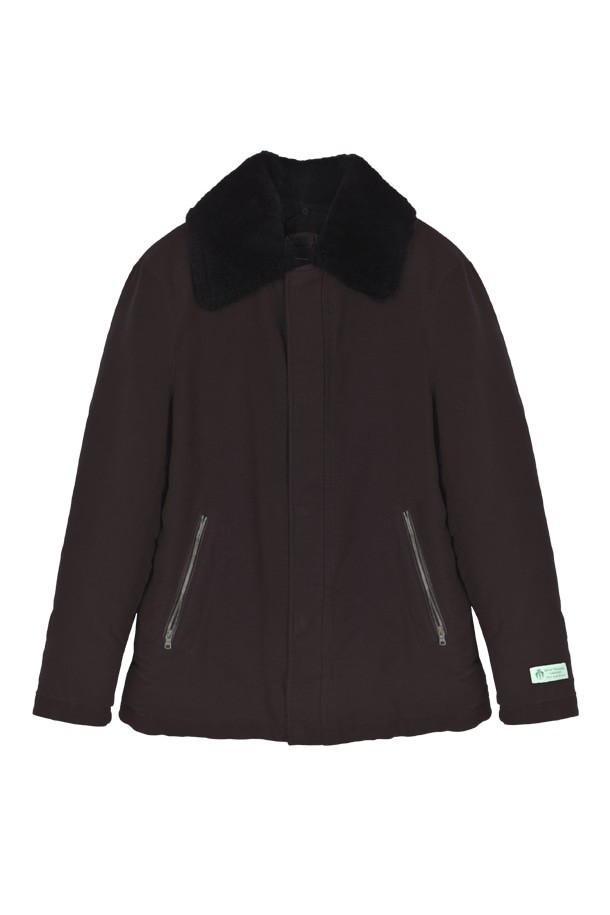 구스다운과 양털 배색으로 따뜻함과 스타일을 동시에 잡은 점퍼입니다. 부드러운 촉감의 더스티와인 컬러가 겨울철 캐주얼 룩을 완성합니다. 지퍼 포켓 디테일로 실용성을 더했으며, 레귤러핏으로 편안하게 착용 가능합니다. 출근룩과 여행룩 등 다양한 TPO에 활용할 수 있으며, 미니멀, 클래식 스타일을 선호하는 분들께 추천합니다. 겨울철 데일리 아우터로 손색없는 아이템입니다.
