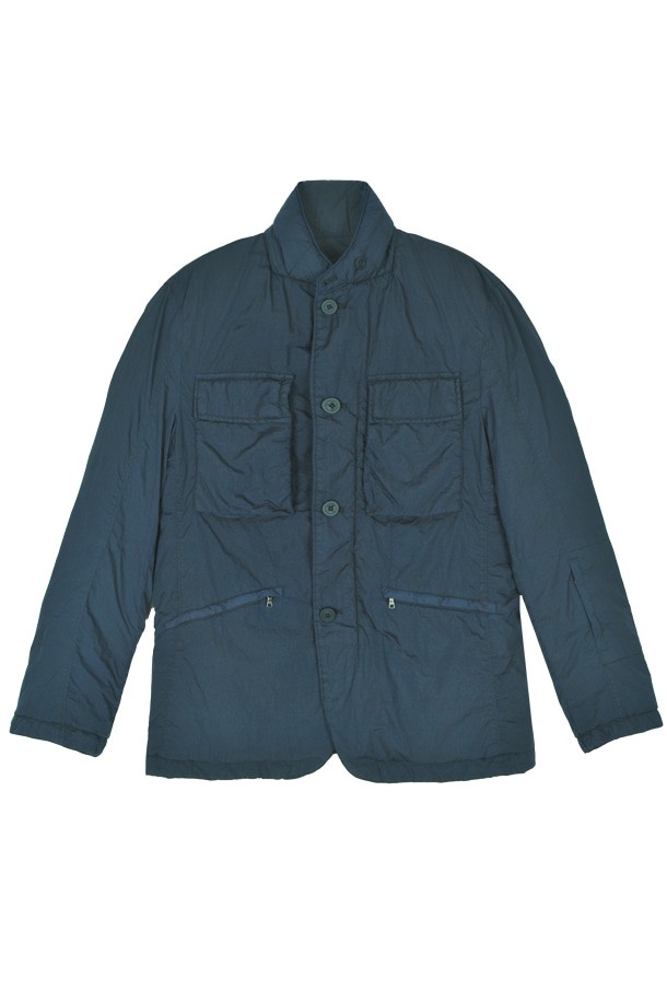 네이비 컬러의 구스다운 가먼트다잉 패딩 점퍼 RNDMBU61A입니다. 겨울철 추위를 막아주는 두꺼운 두께의 패딩으로, 부드러운 촉감이 특징입니다. 일상생활과 출근룩에 모두 잘 어울리는 캐주얼, 미니멀, 클래식 스타일의 아이템입니다. 지퍼형 여밈 방식과 레귤러핏으로 제작되었으며, 긴 소매 기장을 가지고 있습니다. 가먼트다잉 공법을 사용하여, 더욱 고급스러운 무드를 연출합니다.
