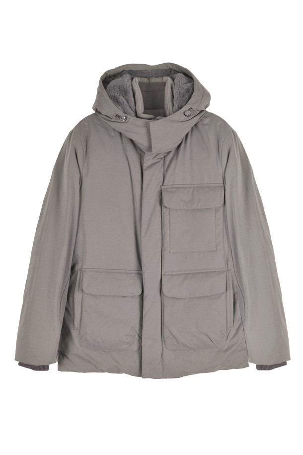 구스다운 후디드 패딩 점퍼 베이지 RNDMBU56A는 겨울철 캐주얼 및 일상룩에 적합한 남녀 공용 아우터입니다. 부드러운 촉감과 두꺼운 두께로 뛰어난 보온성과 방풍 기능을 제공하며, 후드가 있어 캠핑룩이나 여행룩에도 활용하기 좋습니다. 베이직한 디자인과 무지 패턴으로 미니멀하고 클래식한 스타일을 연출할 수 있습니다. 레귤러핏으로 편안하게 착용 가능하며, 집업 방식으로 간편하게 여밀 수 있습니다. 소매는 긴 기장이며, 후드는 탈부착이 가능하여 다양한 스타일링을 시도할 수 있습니다.
