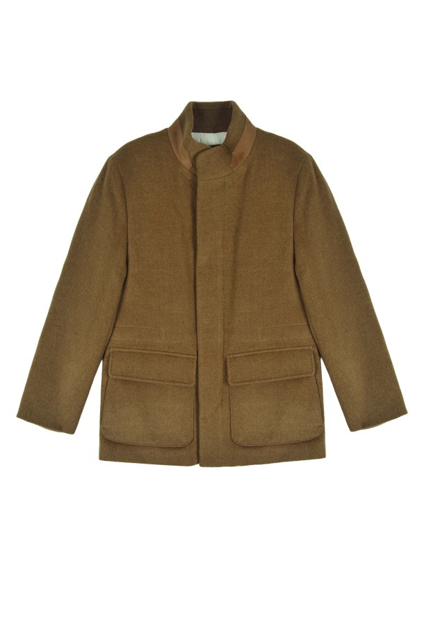 울캐시 아웃 포켓 패디드 점퍼 카멜 RNDMBU52A는 부드러운 촉감의 울과 캐시미어 혼방 소재로 제작되어 가을, 겨울철 따뜻하게 착용하기 좋은 여성용 점퍼입니다. 베이직하고 클래식한 디자인으로 출근룩, 모임룩 등 다양한 TPO에 활용 가능하며, 미니멀한 스타일을 연출하기 좋습니다. 레귤러 핏에 두께감 있는 패디드 코트 타입으로 보온성을 높였으며, 넉넉한 아웃 포켓 디테일로 실용성을 더했습니다. 카멜 컬러의 무지 디자인은 어떤 옷에도 쉽게 매치되어 활용도가 높습니다. 집업 스타일과 긴 소매 기장으로 편안하게 착용할 수 있습니다.
