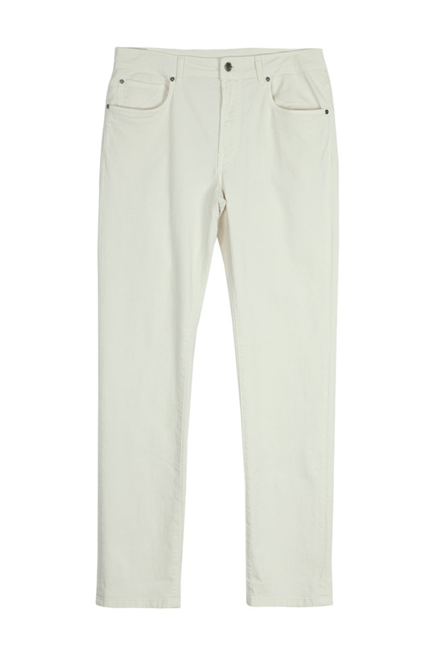 화이트 데님 진 팬츠 POBBDP92A는 남성용 데님 팬츠입니다. 봄, 여름, 가을 계절에 착용하기 적합하며, 베이직하고 캐주얼한 스타일을 연출할 수 있습니다. 면과 폴리우레탄 혼방 소재로 제작되어 신축성이 있으며, 스트레이트 핏과 레귤러 핏으로 편안하게 착용할 수 있습니다. 깔끔한 무지 디자인에 5포켓 디테일이 돋보이며, 일상복으로 활용하기 좋습니다.
