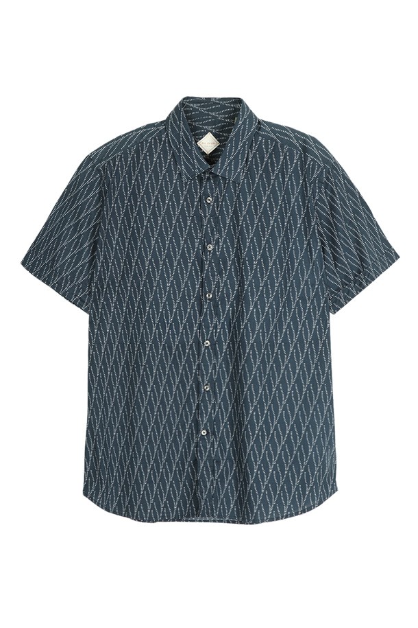 네이비 면 패턴 반팔 셔츠 POBCBC87A는 남성을 위한 캐주얼 & 베이직 스타일 셔츠입니다. 여름철 일상생활과 여행 시 편안하게 착용하기 좋으며, 동네 마실룩, 여행룩으로 활용할 수 있습니다. 레귤러핏에 차이나칼라 디자인으로, 얇고 부드러운 면 소재(면 97%, 폴리우레탄 3%)로 제작되어 시원한 착용감을 선사합니다. 깔끔한 패턴이 돋보이는 반소매 셔츠로, 미니멀, 클래식 스타일을 선호하는 분들께 추천합니다.
