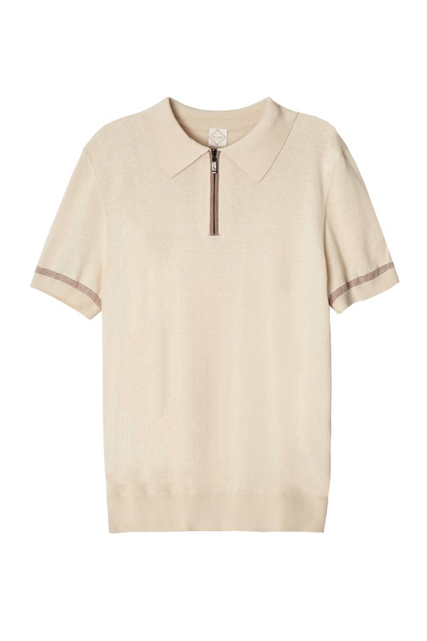 실크 면 집업 폴로넥 반팔니트 아이보리 POBCKT95A는 부드러운 실크와 면 혼방 소재로 제작되어 봄, 여름 시즌에 시원하고 편안하게 착용할 수 있습니다. 베이직한 디자인으로 카페룩, 집콕룩 등 다양한 TPO에 활용 가능하며, 클래식, 미니멀, 캐주얼 스타일을 연출하기 좋습니다. 아이보리 컬러의 무지 패턴에 폴로넥과 반소매 디자인, 집업 여밈 방식으로 포인트를 더했습니다. 가볍고 자연스러운 촉감으로 일상에서 부담 없이 즐겨 입을 수 있는 아이템입니다.
