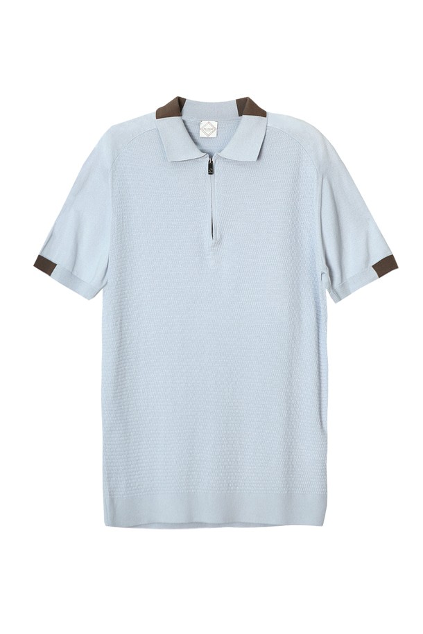라이트블루 컬러의 면 배색 폴로넥 반팔 니트입니다. 베이직한 디자인으로 봄, 여름철 데이트룩과 카페룩에 잘 어울립니다. 레귤러 핏으로 제작되었으며, 무지 패턴에 배색 디테일이 더해져 캐주얼, 미니멀, 클래식 스타일을 모두 소화할 수 있습니다. 면 소재로 제작되어 부드러운 촉감을 선사하며, 반소매 기장으로 시원하게 착용 가능합니다. 일상에서 편안하게 즐겨 입기 좋은 아이템입니다.
