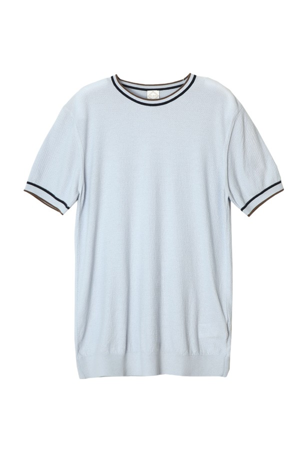 가볍고 시원한 면 소재의 라인 포인트 크루넥 반팔 니트입니다. 라이트블루 컬러로 시원하고 산뜻한 느낌을 주며, 레귤러 핏으로 편안하게 착용 가능합니다. 심플한 디자인에 라인 포인트 디테일로 포인트를 더하여 캐주얼하면서도 미니멀한 스타일을 연출합니다. 봄, 여름 시즌 일상복 및 동네 마실룩, 여행룩으로 활용하기 좋습니다. 부드러운 촉감의 얇은 두께로, 편안한 착용감을 선사합니다.
