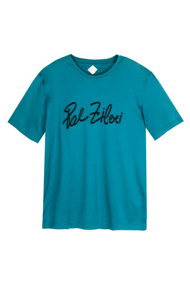 청록색 면 로고 자수 티셔츠 POBCTT93A는 부드러운 면 소재로 제작되어 편안한 착용감을 선사합니다. 라운드넥에 레귤러핏으로 디자인되었으며, 봄, 여름 시즌 캐주얼하고 미니멀한 스타일을 연출하기 좋습니다. 가볍고 얇은 두께감으로 일상생활은 물론 동네 마실룩, 산책룩으로 활용하기 좋은 아이템입니다. 전면에 로고 자수 디테일이 더해져 베이직하면서도 세련된 무드를 줍니다. 반소매 기장으로 편안하게 즐겨 입을 수 있습니다.
