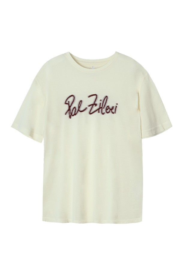 아이보리 컬러의 면 소재로 제작된 공용 로고 자수 티셔츠입니다. 봄, 여름 시즌에 적합하며, 얇은 두께감과 부드러운 촉감이 특징입니다. 라운드넥과 레귤러핏 디자인으로 베이직하고 캐주얼한 스타일을 연출합니다. 반소매 기장과 자수 디테일이 돋보이며, 동네 마실룩이나 여행룩에 편안하게 코디할 수 있습니다. 미니멀, 클래식 스타일을 선호하는 분들께 추천합니다.
