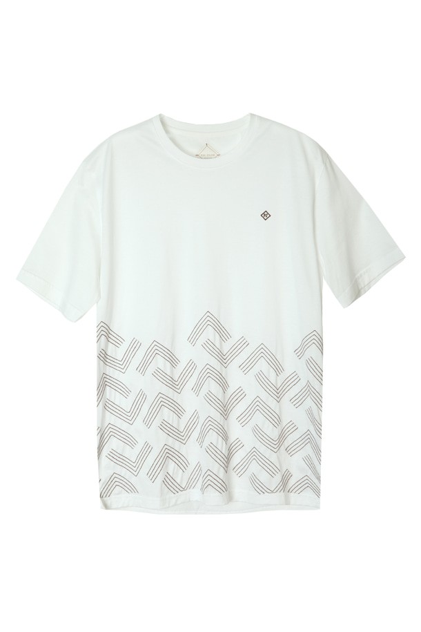 면 스티치 디테일 반팔 티셔츠 화이트 POBCTT91A는 베이직하고 미니멀한 스타일을 추구하는 남성 고객을 위한 티셔츠입니다. 부드러운 면 소재로 제작되어 봄, 여름 계절에 시원하고 편안하게 착용할 수 있습니다. 라운드넥 디자인에 레귤러핏으로 제작되었으며, 기하학 패턴과 스티치 디테일이 돋보입니다. 데이트룩, 동네 마실룩 등 다양한 TPO에 맞춰 캐주얼, 클래식한 스타일을 연출할 수 있습니다.
