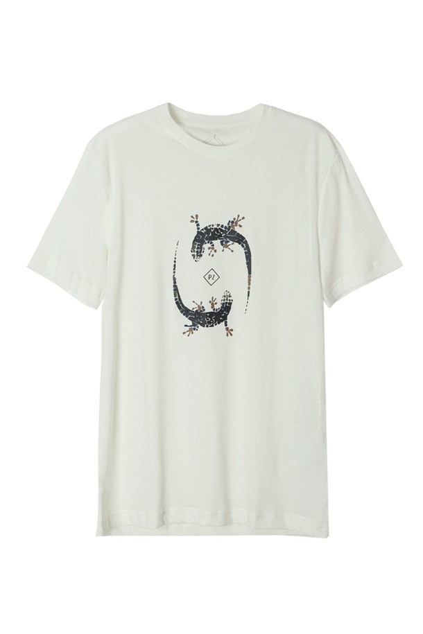 화사한 화이트 컬러의 남성용 면 리자드 프린트 반팔 티셔츠입니다. 베이직한 스타일로 일상에서 편안하게 착용하기 좋습니다. 봄, 여름 시즌에 적합하며, 라운드넥 디자인으로 제작되었습니다. 캐주얼하고 미니멀한 스타일을 연출할 수 있는 반팔 티셔츠입니다. 면 소재로 제작되어 부드러운 촉감을 제공합니다.
