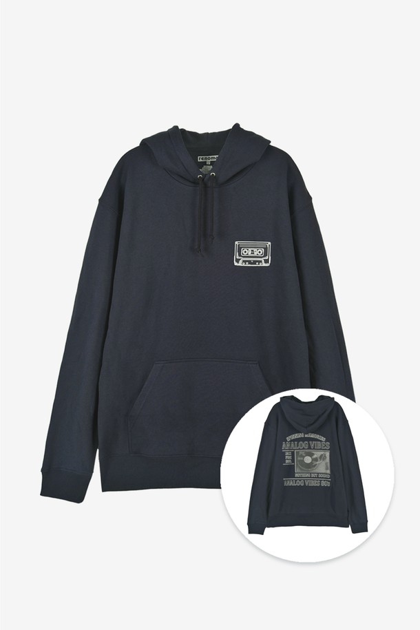 "아날로그 바이브 후드티 네이비 RROMTT01A"는 캐주얼한 스타일을 선호하는 분들을 위한 후드티입니다. 가을과 겨울에 착용하기 좋은 면 소재로 제작되어 부드러운 촉감을 선사합니다. 네이비 컬러는 어떤 옷에도 잘 어울려 데일리룩, 집콕룩, 산책룩 등 다양한 TPO에 활용하기 좋습니다. 미니멀하고 클래식한 디자인으로 유행을 타지 않고 오랫동안 즐겨 입을 수 있습니다. 실용적인 디자인으로 편안함과 스타일을 동시에 잡았습니다.
