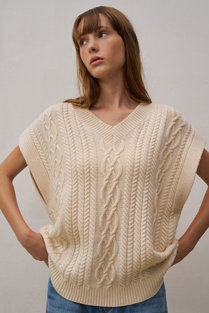 CABLE KNIT VEST - IVORY