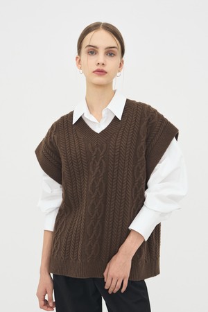 CABLE KNIT VEST - BROWN