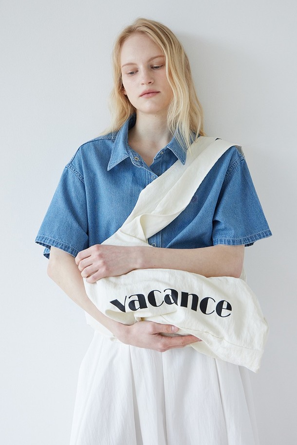 아이보리 컬러의 바캉스 에코백입니다. 가볍고 튼튼한 나일론 소재로 제작되어 방수 기능을 갖춰, 궂은 날씨에도 내용물을 안전하게 보호합니다. 미디엄 사이즈의 사각 디자인에 로고 패턴이 포인트로 들어가 캐주얼하고 미니멀한 스타일을 연출합니다. 숄더백 또는 크로스백으로 활용 가능하며, 조절 가능한 스트랩으로 편안하게 착용할 수 있습니다. 일상생활은 물론, 가벼운 쇼핑이나 동네 마실룩에도 잘 어울리는 실용적인 아이템입니다.
