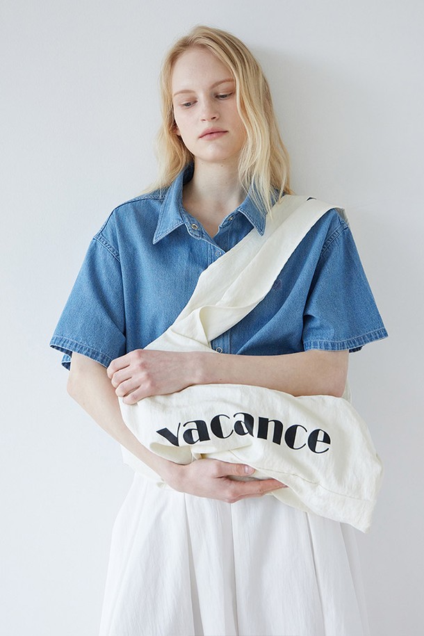 아이보리 컬러의 바캉스 에코백입니다. 가볍고 튼튼한 나일론 소재로 제작되어 방수 기능을 갖춰, 궂은 날씨에도 내용물을 안전하게 보호합니다. 미디엄 사이즈의 사각 디자인에 로고 패턴이 포인트로 들어가 캐주얼하고 미니멀한 스타일을 연출합니다. 숄더백 또는 크로스백으로 활용 가능하며, 조절 가능한 스트랩으로 편안하게 착용할 수 있습니다. 일상생활은 물론, 가벼운 쇼핑이나 동네 마실룩에도 잘 어울리는 실용적인 아이템입니다.
