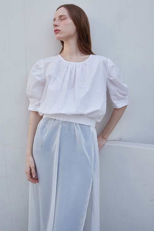 레브 셔링 하프 블라우스 - 화이트는 페미닌한 무드의 여성 블라우스입니다. 라운드넥 디자인에 네크라인 셔링 디테일과 목 뒤 스트랩으로 포인트를 주었습니다. 얇은 두께의 면 소재로 제작되어 여름에도 시원하게 착용 가능하며, 루즈핏으로 편안한 착용감을 선사합니다. 허리 밴딩과 볼륨감 있는 소매가 특징이며, 데이트룩 및 모임룩, 로맨틱 및 미니멀 스타일 연출에 적합합니다.
