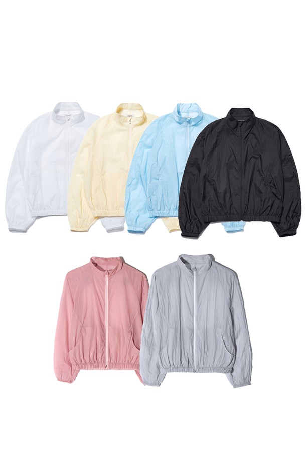 발렌틴 썸머 윈드브레이커점퍼 - 크림은 가볍고 시원한 여름철 여성 윈드브레이커입니다. 부드러운 나일론 소재로 제작되어 편안한 촉감을 선사하며, 가볍고 방풍 기능으로 일상 및 여행 시 쾌적함을 유지해줍니다. 루즈핏 디자인에 밑단과 소매단 밴딩, 라운딩 실루엣으로 캐주얼하면서도 스포티한 스타일을 연출합니다. 무지 디자인의 크림 컬러로 어떤 옷에도 쉽게 매치할 수 있으며, 더블 스티치 봉제로 튼튼하게 제작되었습니다. 여행룩, 휴가룩, 미니멀한 스타일을 즐겨 입는 분들께 추천합니다.
