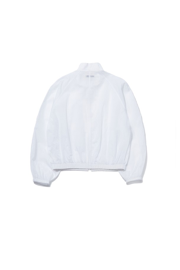 [간절기버전출시] 발렌틴 썸머 윈드브레이커 점퍼 - 화이트는 봄, 여름 간절기에 멋스럽게 연출하기 좋은 여성 윈드브레이커입니다. 가볍고 부드러운 나일론 소재로 제작되어 편안한 착용감을 선사하며, 루즈핏 디자인으로 활동성을 높였습니다. 깔끔한 화이트 컬러에 무지 디자인으로 어떤 스타일에도 쉽게 매치할 수 있으며, 캐주얼, 스포티, 미니멀 무드를 연출하기 좋습니다. 밑단 및 소매 밴딩, 더블 스티치 봉제, 라운딩 실루엣 디테일로 디자인 완성도를 높였으며, 가벼운 산책이나 여행 시 간편하게 걸치기 좋은 아이템입니다. 집업 스타일로 간편하게 여밀 수 있으며, 경량 소재로 제작되어 휴대성 또한 뛰어납니다.
