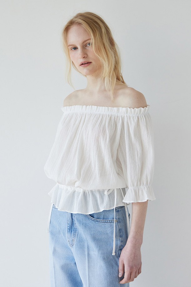 아이보리 컬러의 오프숄더 반팔 블라우스입니다. 면 소재로 제작되어 부드럽고 시원한 촉감을 선사하며, 봄, 여름 시즌에 적합합니다. 우아하고 페미닌한 스타일을 연출하며, 넥 라인과 소매단 밴딩 처리, 허리 스트링 디자인으로 편안한 착용감을 제공합니다. 루즈핏 디자인으로 기본핏과 오프숄더핏 두 가지 스타일을 연출할 수 있으며, 데이트룩, 카페룩, 여행룩 등 다양한 TPO에 활용하기 좋습니다. 로맨틱, 미니멀, 클래식 스타일을 즐기는 여성분들께 추천합니다.
