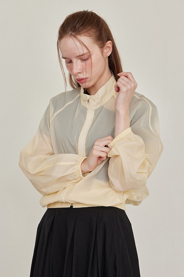 발렌틴 썸머 윈드브레이커점퍼 - 크림은 가볍고 시원한 여름철 여성 윈드브레이커입니다. 부드러운 나일론 소재로 제작되어 편안한 촉감을 선사하며, 가볍고 방풍 기능으로 일상 및 여행 시 쾌적함을 유지해줍니다. 루즈핏 디자인에 밑단과 소매단 밴딩, 라운딩 실루엣으로 캐주얼하면서도 스포티한 스타일을 연출합니다. 무지 디자인의 크림 컬러로 어떤 옷에도 쉽게 매치할 수 있으며, 더블 스티치 봉제로 튼튼하게 제작되었습니다. 여행룩, 휴가룩, 미니멀한 스타일을 즐겨 입는 분들께 추천합니다.
