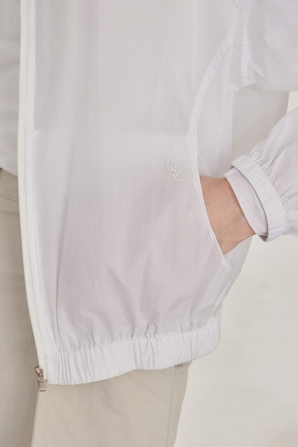 [간절기버전출시] 발렌틴 썸머 윈드브레이커 점퍼 - 화이트는 봄, 여름 간절기에 멋스럽게 연출하기 좋은 여성 윈드브레이커입니다. 가볍고 부드러운 나일론 소재로 제작되어 편안한 착용감을 선사하며, 루즈핏 디자인으로 활동성을 높였습니다. 깔끔한 화이트 컬러에 무지 디자인으로 어떤 스타일에도 쉽게 매치할 수 있으며, 캐주얼, 스포티, 미니멀 무드를 연출하기 좋습니다. 밑단 및 소매 밴딩, 더블 스티치 봉제, 라운딩 실루엣 디테일로 디자인 완성도를 높였으며, 가벼운 산책이나 여행 시 간편하게 걸치기 좋은 아이템입니다. 집업 스타일로 간편하게 여밀 수 있으며, 경량 소재로 제작되어 휴대성 또한 뛰어납니다.
