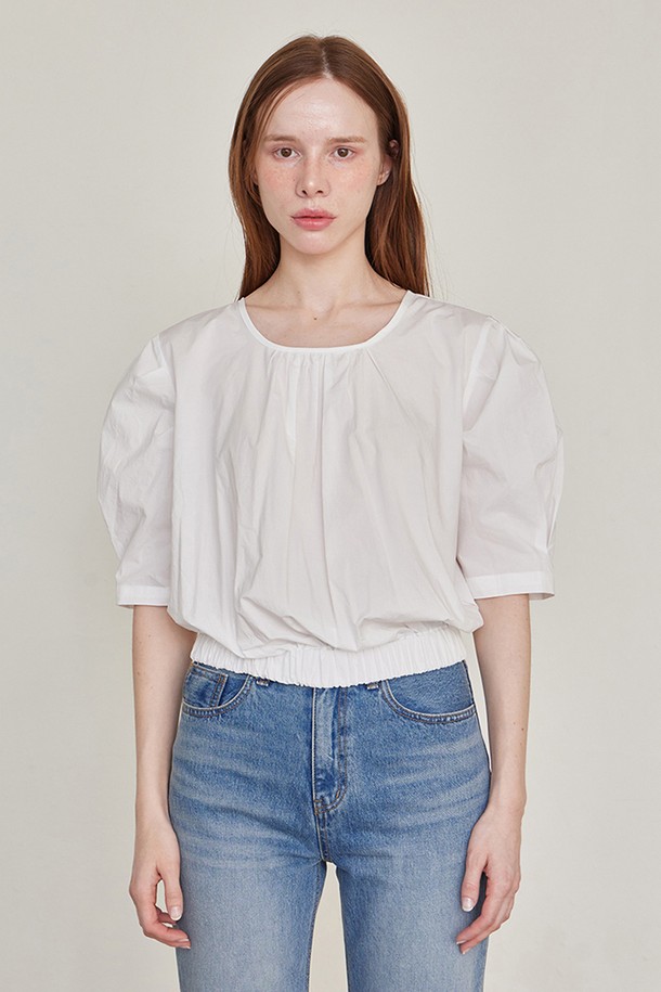 레브 셔링 하프 블라우스 - 화이트는 페미닌한 무드의 여성 블라우스입니다. 라운드넥 디자인에 네크라인 셔링 디테일과 목 뒤 스트랩으로 포인트를 주었습니다. 얇은 두께의 면 소재로 제작되어 여름에도 시원하게 착용 가능하며, 루즈핏으로 편안한 착용감을 선사합니다. 허리 밴딩과 볼륨감 있는 소매가 특징이며, 데이트룩 및 모임룩, 로맨틱 및 미니멀 스타일 연출에 적합합니다.
