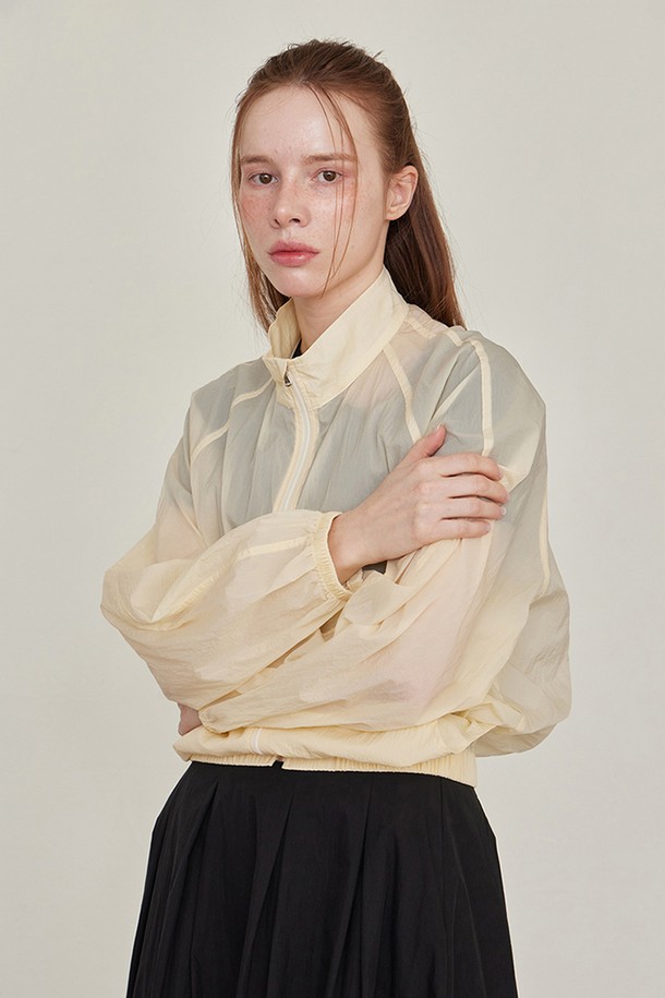 발렌틴 썸머 윈드브레이커점퍼 - 크림은 가볍고 시원한 여름철 여성 윈드브레이커입니다. 부드러운 나일론 소재로 제작되어 편안한 촉감을 선사하며, 가볍고 방풍 기능으로 일상 및 여행 시 쾌적함을 유지해줍니다. 루즈핏 디자인에 밑단과 소매단 밴딩, 라운딩 실루엣으로 캐주얼하면서도 스포티한 스타일을 연출합니다. 무지 디자인의 크림 컬러로 어떤 옷에도 쉽게 매치할 수 있으며, 더블 스티치 봉제로 튼튼하게 제작되었습니다. 여행룩, 휴가룩, 미니멀한 스타일을 즐겨 입는 분들께 추천합니다.
