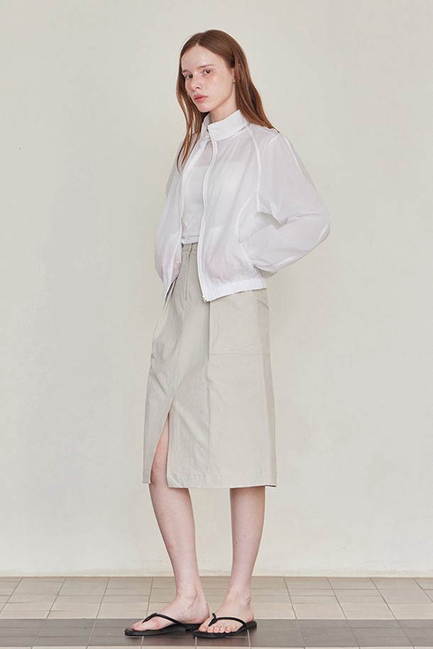 [간절기버전출시] 발렌틴 썸머 윈드브레이커 점퍼 - 화이트는 봄, 여름 간절기에 멋스럽게 연출하기 좋은 여성 윈드브레이커입니다. 가볍고 부드러운 나일론 소재로 제작되어 편안한 착용감을 선사하며, 루즈핏 디자인으로 활동성을 높였습니다. 깔끔한 화이트 컬러에 무지 디자인으로 어떤 스타일에도 쉽게 매치할 수 있으며, 캐주얼, 스포티, 미니멀 무드를 연출하기 좋습니다. 밑단 및 소매 밴딩, 더블 스티치 봉제, 라운딩 실루엣 디테일로 디자인 완성도를 높였으며, 가벼운 산책이나 여행 시 간편하게 걸치기 좋은 아이템입니다. 집업 스타일로 간편하게 여밀 수 있으며, 경량 소재로 제작되어 휴대성 또한 뛰어납니다.
