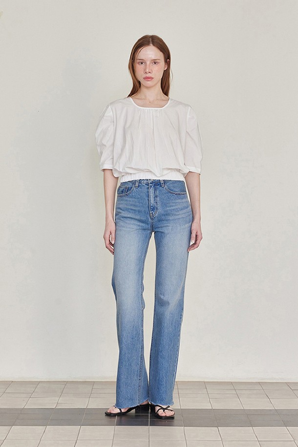 레브 셔링 하프 블라우스 - 화이트는 페미닌한 무드의 여성 블라우스입니다. 라운드넥 디자인에 네크라인 셔링 디테일과 목 뒤 스트랩으로 포인트를 주었습니다. 얇은 두께의 면 소재로 제작되어 여름에도 시원하게 착용 가능하며, 루즈핏으로 편안한 착용감을 선사합니다. 허리 밴딩과 볼륨감 있는 소매가 특징이며, 데이트룩 및 모임룩, 로맨틱 및 미니멀 스타일 연출에 적합합니다.
