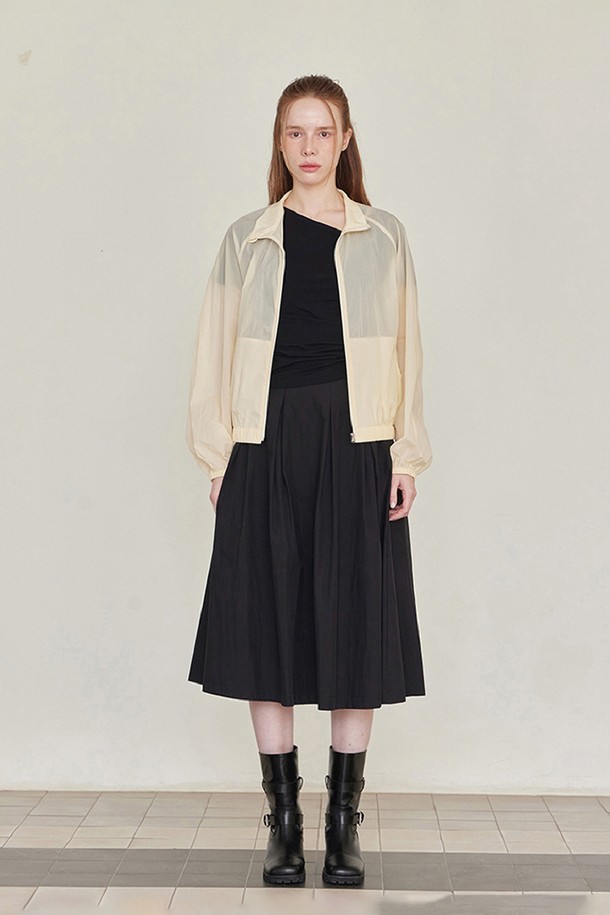 발렌틴 썸머 윈드브레이커점퍼 - 크림은 가볍고 시원한 여름철 여성 윈드브레이커입니다. 부드러운 나일론 소재로 제작되어 편안한 촉감을 선사하며, 가볍고 방풍 기능으로 일상 및 여행 시 쾌적함을 유지해줍니다. 루즈핏 디자인에 밑단과 소매단 밴딩, 라운딩 실루엣으로 캐주얼하면서도 스포티한 스타일을 연출합니다. 무지 디자인의 크림 컬러로 어떤 옷에도 쉽게 매치할 수 있으며, 더블 스티치 봉제로 튼튼하게 제작되었습니다. 여행룩, 휴가룩, 미니멀한 스타일을 즐겨 입는 분들께 추천합니다.
