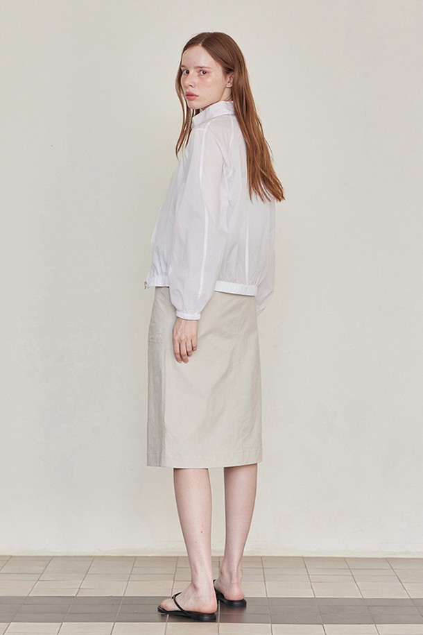 [간절기버전출시] 발렌틴 썸머 윈드브레이커 점퍼 - 화이트는 봄, 여름 간절기에 멋스럽게 연출하기 좋은 여성 윈드브레이커입니다. 가볍고 부드러운 나일론 소재로 제작되어 편안한 착용감을 선사하며, 루즈핏 디자인으로 활동성을 높였습니다. 깔끔한 화이트 컬러에 무지 디자인으로 어떤 스타일에도 쉽게 매치할 수 있으며, 캐주얼, 스포티, 미니멀 무드를 연출하기 좋습니다. 밑단 및 소매 밴딩, 더블 스티치 봉제, 라운딩 실루엣 디테일로 디자인 완성도를 높였으며, 가벼운 산책이나 여행 시 간편하게 걸치기 좋은 아이템입니다. 집업 스타일로 간편하게 여밀 수 있으며, 경량 소재로 제작되어 휴대성 또한 뛰어납니다.
