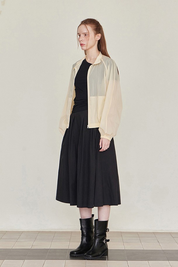 발렌틴 썸머 윈드브레이커점퍼 - 크림은 가볍고 시원한 여름철 여성 윈드브레이커입니다. 부드러운 나일론 소재로 제작되어 편안한 촉감을 선사하며, 가볍고 방풍 기능으로 일상 및 여행 시 쾌적함을 유지해줍니다. 루즈핏 디자인에 밑단과 소매단 밴딩, 라운딩 실루엣으로 캐주얼하면서도 스포티한 스타일을 연출합니다. 무지 디자인의 크림 컬러로 어떤 옷에도 쉽게 매치할 수 있으며, 더블 스티치 봉제로 튼튼하게 제작되었습니다. 여행룩, 휴가룩, 미니멀한 스타일을 즐겨 입는 분들께 추천합니다.
