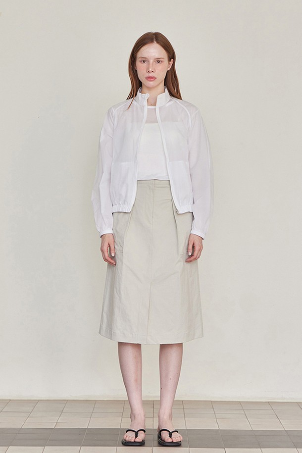 [간절기버전출시] 발렌틴 썸머 윈드브레이커 점퍼 - 화이트는 봄, 여름 간절기에 멋스럽게 연출하기 좋은 여성 윈드브레이커입니다. 가볍고 부드러운 나일론 소재로 제작되어 편안한 착용감을 선사하며, 루즈핏 디자인으로 활동성을 높였습니다. 깔끔한 화이트 컬러에 무지 디자인으로 어떤 스타일에도 쉽게 매치할 수 있으며, 캐주얼, 스포티, 미니멀 무드를 연출하기 좋습니다. 밑단 및 소매 밴딩, 더블 스티치 봉제, 라운딩 실루엣 디테일로 디자인 완성도를 높였으며, 가벼운 산책이나 여행 시 간편하게 걸치기 좋은 아이템입니다. 집업 스타일로 간편하게 여밀 수 있으며, 경량 소재로 제작되어 휴대성 또한 뛰어납니다.
