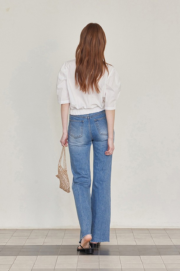 레브 셔링 하프 블라우스 - 화이트는 페미닌한 무드의 여성 블라우스입니다. 라운드넥 디자인에 네크라인 셔링 디테일과 목 뒤 스트랩으로 포인트를 주었습니다. 얇은 두께의 면 소재로 제작되어 여름에도 시원하게 착용 가능하며, 루즈핏으로 편안한 착용감을 선사합니다. 허리 밴딩과 볼륨감 있는 소매가 특징이며, 데이트룩 및 모임룩, 로맨틱 및 미니멀 스타일 연출에 적합합니다.
