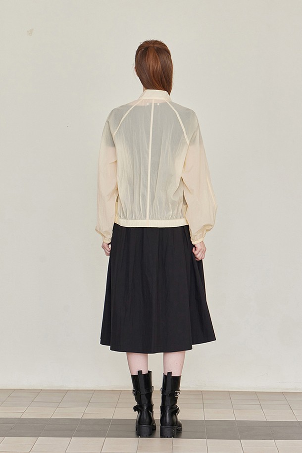 발렌틴 썸머 윈드브레이커점퍼 - 크림은 가볍고 시원한 여름철 여성 윈드브레이커입니다. 부드러운 나일론 소재로 제작되어 편안한 촉감을 선사하며, 가볍고 방풍 기능으로 일상 및 여행 시 쾌적함을 유지해줍니다. 루즈핏 디자인에 밑단과 소매단 밴딩, 라운딩 실루엣으로 캐주얼하면서도 스포티한 스타일을 연출합니다. 무지 디자인의 크림 컬러로 어떤 옷에도 쉽게 매치할 수 있으며, 더블 스티치 봉제로 튼튼하게 제작되었습니다. 여행룩, 휴가룩, 미니멀한 스타일을 즐겨 입는 분들께 추천합니다.
