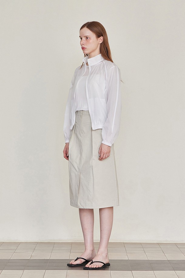 [간절기버전출시] 발렌틴 썸머 윈드브레이커 점퍼 - 화이트는 봄, 여름 간절기에 멋스럽게 연출하기 좋은 여성 윈드브레이커입니다. 가볍고 부드러운 나일론 소재로 제작되어 편안한 착용감을 선사하며, 루즈핏 디자인으로 활동성을 높였습니다. 깔끔한 화이트 컬러에 무지 디자인으로 어떤 스타일에도 쉽게 매치할 수 있으며, 캐주얼, 스포티, 미니멀 무드를 연출하기 좋습니다. 밑단 및 소매 밴딩, 더블 스티치 봉제, 라운딩 실루엣 디테일로 디자인 완성도를 높였으며, 가벼운 산책이나 여행 시 간편하게 걸치기 좋은 아이템입니다. 집업 스타일로 간편하게 여밀 수 있으며, 경량 소재로 제작되어 휴대성 또한 뛰어납니다.
