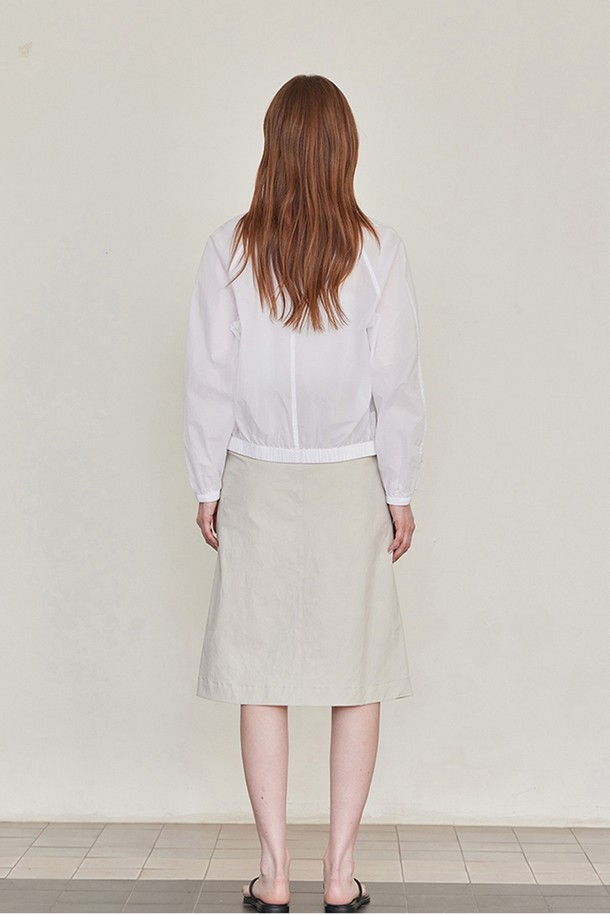 [간절기버전출시] 발렌틴 썸머 윈드브레이커 점퍼 - 화이트는 봄, 여름 간절기에 멋스럽게 연출하기 좋은 여성 윈드브레이커입니다. 가볍고 부드러운 나일론 소재로 제작되어 편안한 착용감을 선사하며, 루즈핏 디자인으로 활동성을 높였습니다. 깔끔한 화이트 컬러에 무지 디자인으로 어떤 스타일에도 쉽게 매치할 수 있으며, 캐주얼, 스포티, 미니멀 무드를 연출하기 좋습니다. 밑단 및 소매 밴딩, 더블 스티치 봉제, 라운딩 실루엣 디테일로 디자인 완성도를 높였으며, 가벼운 산책이나 여행 시 간편하게 걸치기 좋은 아이템입니다. 집업 스타일로 간편하게 여밀 수 있으며, 경량 소재로 제작되어 휴대성 또한 뛰어납니다.
