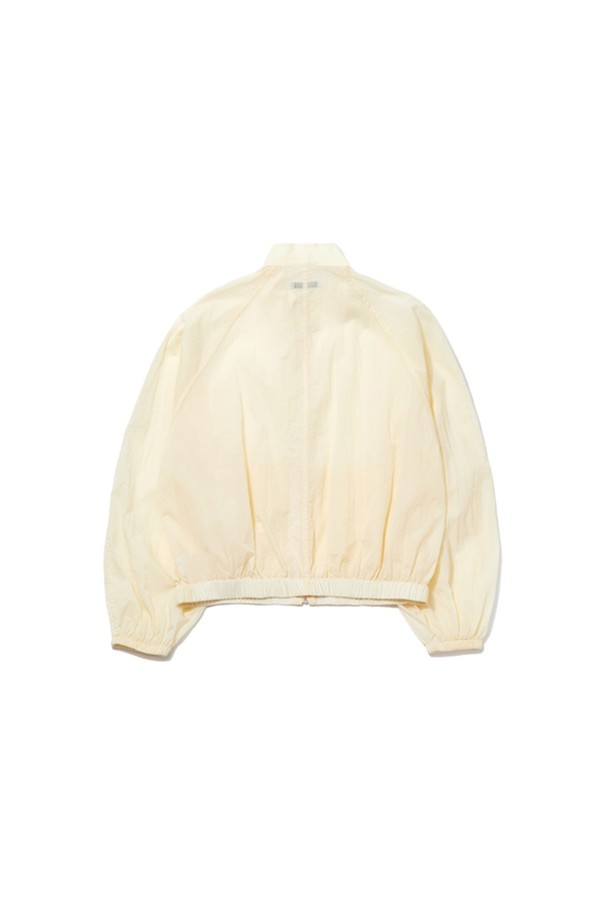 발렌틴 썸머 윈드브레이커점퍼 - 크림은 가볍고 시원한 여름철 여성 윈드브레이커입니다. 부드러운 나일론 소재로 제작되어 편안한 촉감을 선사하며, 가볍고 방풍 기능으로 일상 및 여행 시 쾌적함을 유지해줍니다. 루즈핏 디자인에 밑단과 소매단 밴딩, 라운딩 실루엣으로 캐주얼하면서도 스포티한 스타일을 연출합니다. 무지 디자인의 크림 컬러로 어떤 옷에도 쉽게 매치할 수 있으며, 더블 스티치 봉제로 튼튼하게 제작되었습니다. 여행룩, 휴가룩, 미니멀한 스타일을 즐겨 입는 분들께 추천합니다.
