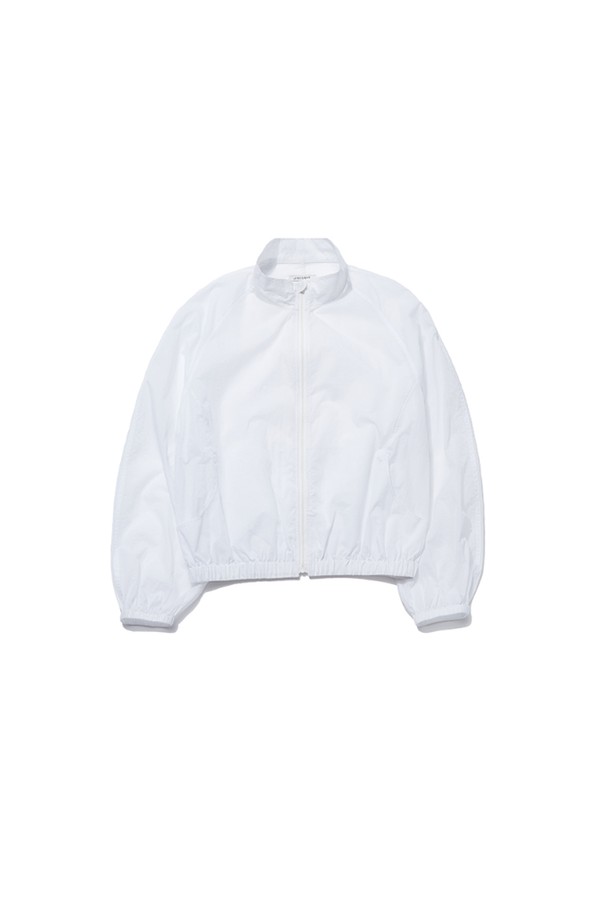 [간절기버전출시] 발렌틴 썸머 윈드브레이커 점퍼 - 화이트는 봄, 여름 간절기에 멋스럽게 연출하기 좋은 여성 윈드브레이커입니다. 가볍고 부드러운 나일론 소재로 제작되어 편안한 착용감을 선사하며, 루즈핏 디자인으로 활동성을 높였습니다. 깔끔한 화이트 컬러에 무지 디자인으로 어떤 스타일에도 쉽게 매치할 수 있으며, 캐주얼, 스포티, 미니멀 무드를 연출하기 좋습니다. 밑단 및 소매 밴딩, 더블 스티치 봉제, 라운딩 실루엣 디테일로 디자인 완성도를 높였으며, 가벼운 산책이나 여행 시 간편하게 걸치기 좋은 아이템입니다. 집업 스타일로 간편하게 여밀 수 있으며, 경량 소재로 제작되어 휴대성 또한 뛰어납니다.
