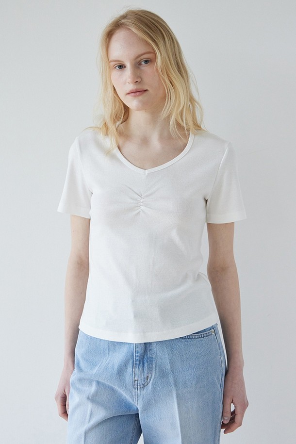 **프런트 셔링 반팔 티셔츠 - 아이보리**는 여성스러운 무드를 연출하는 티셔츠입니다. 부드러운 면 소재로 제작되어 편안한 착용감을 선사하며, 슬림핏 디자인이 여성스러운 실루엣을 강조합니다. 프런트 셔링 디테일과 곡선 V넥 라인이 페미닌한 포인트를 더하고, 신축성 있는 소재로 활동성을 높였습니다. 아이보리, 블랙, 화이트 멜란지 3가지 색상으로 출시되어 데이트룩, 카페룩, 모임룩 등 다양한 TPO에 활용 가능하며, 미니멀, 클래식, 로맨틱 스타일을 즐겨 입는 고객에게 추천합니다.
