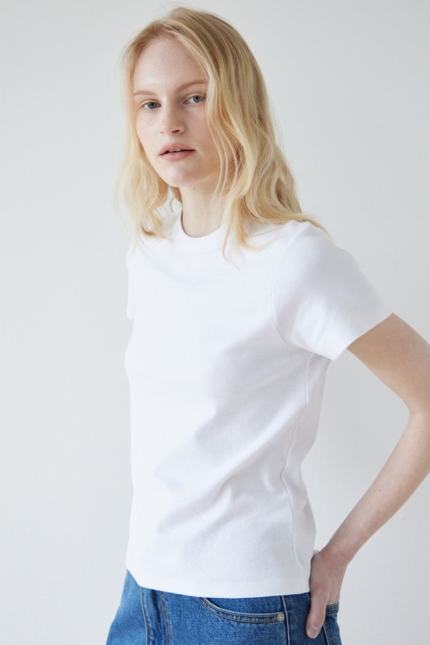 화이트 컬러의 크루넥 반팔 티셔츠입니다. 면, 모달, 스판덱스 혼방 소재로 제작되어 부드러운 촉감을 선사하며, 슬림핏으로 깔끔하게 떨어지는 핏을 연출합니다. 봄, 여름 시즌에 적합하며, 베이직하고 미니멀한 스타일을 추구하는 분들에게 추천합니다. 골지 패턴에 라운드넥 디자인으로, 단독 착용은 물론 이너로도 활용도가 높습니다. 더블 스티치 마감으로 마감의 퀄리티를 높였습니다.
