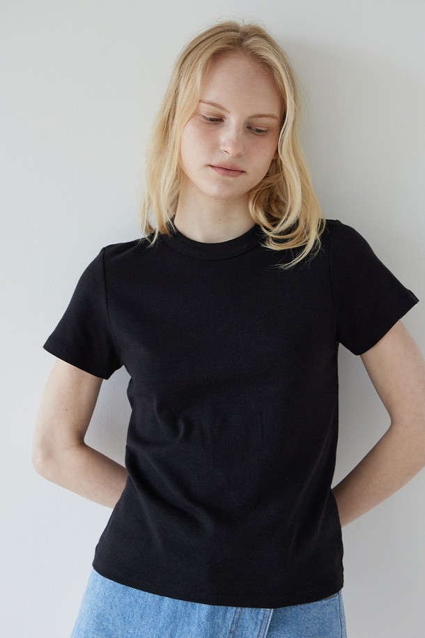 블랙 컬러의 크루넥 반팔 티셔츠입니다. 면, 모달, 스판덱스 혼방의 부드러운 소재로 제작되어 편안한 촉감을 선사하며, 슬림핏 디자인으로 바디 라인을 살려줍니다. 골지 패턴에 라운드넥, 반소매 형태로 디자인되었으며, 단독 착용은 물론 이너로도 활용 가능합니다. 데이트룩, 카페룩 등 다양한 TPO에 미니멀, 캐주얼, 클래식 스타일로 연출하기 좋습니다. 더블 스티치 마감으로 꼼꼼하게 제작되었습니다.
