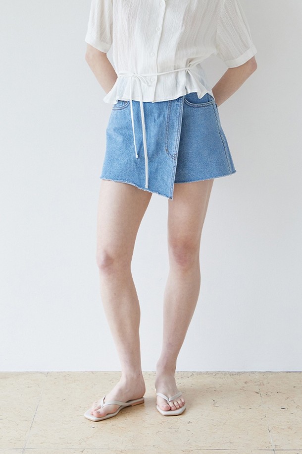 산뜻한 라이트블루 컬러의 랩 데님 숏츠입니다. 12oz 고밀도 데님 원단으로 제작되어 탄탄하면서도 자연스러운 슬럽 텍스처를 느낄 수 있습니다. 언밸런스 밑단 디테일이 돋보이며, YKK 지퍼와 컴포트 스레드 고급 스티칭으로 마감하여 퀄리티를 높였습니다. 캐주얼, 미니멀, 클래식 스타일을 즐기는 여성분들께 데일리룩, 쇼핑, 여행 등 다양한 TPO에 활용하기 좋은 아이템입니다. A라인 핏으로 다리가 길어 보이는 효과를 줍니다.
