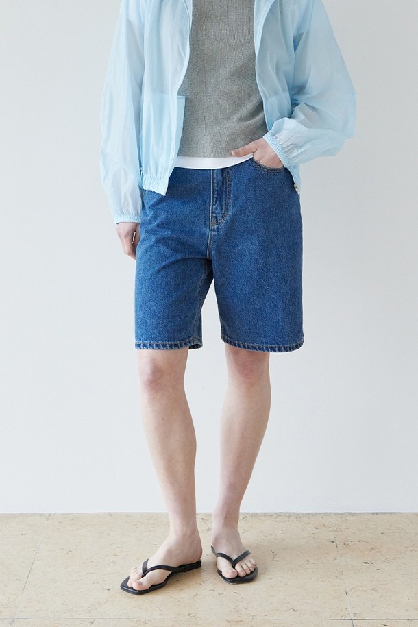 카팬더 데님 숏츠 - 미드 블루는 캐주얼, 미니멀, 워크웨어 스타일을 즐기는 남성을 위한 데님 숏팬츠입니다. 12oz 고밀도 데님 소재로 제작되어 뻣뻣한 촉감과 두꺼운 두께감을 자랑하며, 릴랙스핏과 루즈핏, 스트레이트 핏으로 편안한 착용감을 선사합니다. 미드 블루 컬러와 무지 디자인으로 어떤 상의와도 쉽게 매치할 수 있으며, 일상, 여행, 휴가 등 다양한 TPO에 활용 가능합니다. 카펜터 포켓 디테일과 YKK 지퍼, 4포켓 디자인이 돋보이며, 자연스러운 슬럽 텍스처가 빈티지한 매력을 더합니다. 봄, 여름 시즌에 시원하고 스타일리시하게 연출해보세요.
