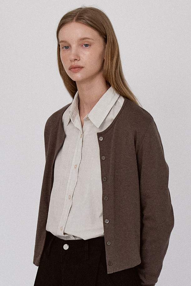 데일리 골지 가디건 - 브라운은 베이직하고 미니멀한 스타일을 추구하는 여성 고객을 위한 제품입니다. 가을과 겨울에 착용하기 좋으며, 부드러운 촉감의 아크릴, 면, 레이온, 앙고라 혼방 소재로 제작되어 얇지만 따뜻함을 선사합니다. 라운드넥 디자인에 긴 소매 기장과 레귤러핏으로 편안하게 착용할 수 있습니다. 단추 여밈 방식으로 간편하게 스타일링할 수 있으며, 단독 또는 이너와 함께 레이어드하여 다양한 룩을 연출할 수 있습니다. 데이트룩, 카페룩, 겨울 데일리룩 등 폭넓게 활용 가능한 아이템입니다.
