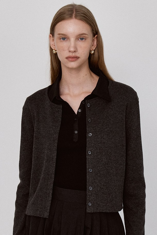 데일리 골지 가디건 - 차콜은 부드러운 촉감의 아크릴, 면, 레이온, 앙고라 혼방 소재로 제작된 여성용 크롭 기장의 가을 가디건입니다. 차콜 컬러의 라운드넥 디자인에 레귤러핏으로, 버튼 여밈 디테일과 긴 소매가 특징입니다. 미니멀하고 베이직한 스타일로 데이트룩, 카페룩 등 다양한 TPO에 맞춰 활용 가능하며, 단독 또는 이너와 함께 레이어드하여 데일리하게 착용하기 좋습니다. 얇은 두께감으로 간절기 시즌에 적합하며, 골지 패턴이 포인트를 더합니다.
