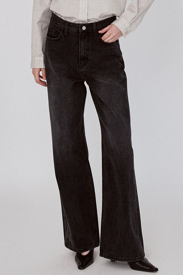 블랙 컬러의 와이드 워싱 데님 팬츠입니다. 캐주얼하고 베이직한 스타일로, 사계절 내내 활용하기 좋습니다. 넉넉한 와이드 핏과 오버핏으로 편안한 착용감을 선사하며, 빈티지한 워싱 가공으로 멋스러운 느낌을 더했습니다. YKK 지퍼와 고품질 스티칭 마감으로 튼튼하게 제작되었으며, 동네 마실룩이나 쇼핑룩 등 다양한 TPO에 잘 어울립니다. 면과 데님 혼방 소재로 제작되어 부드러운 촉감과 내구성을 갖췄습니다.
