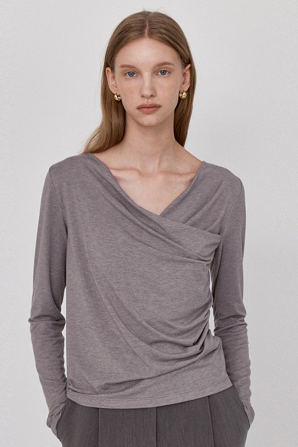 크로스 셔링 러플 티셔츠 - 그레이는 여성스러운 무드를 연출하는 베이직 스타일의 티셔츠입니다. 부드러운 촉감의 폴리에스테르, 레이온, 스판덱스 혼방 소재로 제작되어 편안한 착용감을 선사합니다. 브이넥과 크로스넥 디자인, 긴 소매 기장, 내추럴 핏으로 세련된 실루엣을 완성합니다. 셔링과 러플 디테일, 비대칭 플리팅, 크로스오버 디테일, 허리 턱 디테일이 더해져 특별함을 더했습니다. 데이트룩, 모임룩, 카페룩 등 다양한 TPO에 활용 가능한 아이템입니다. 클래식, 미니멀, 로맨틱 스타일을 즐기는 분들께 추천합니다.
